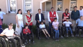 Kızılaydan Silopide 9 engelli çocuğa tekerlekli sandalye