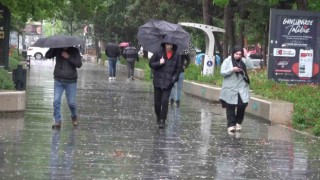 Kocaelide rüzgar denizi taşırdı, yağmur trafiği felç etti