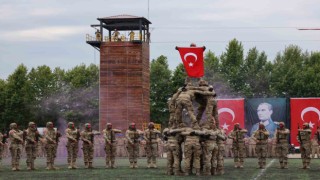 Komandolar dualarla mezun oldu, gösterileri izleyenleri mest etti