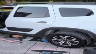 Kontrolden çıkan araç çarptığı 4 kişiden 2sini altına aldı
