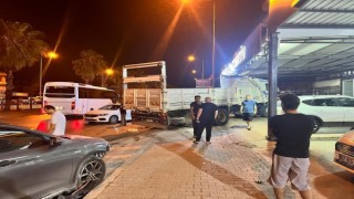 Kontrolden çıkan kamyon 4 otomobili biçti, o anlar güvenlik kamerasına yansıdı