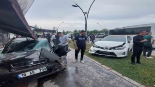 Kontrolden çıkan kamyon ortalığı savaş alanına çevirdi