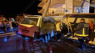 Kontrolden çıkan kamyonet elektrik direğine çarptı, o anlar kamerada: 3 yaralı