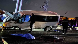 Kontrolden çıkan minibüs orta refüje çarparak savruldu: 1 ölü