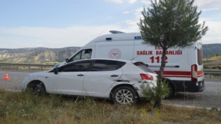 Kontrolden çıkan otomobil karşı şeride geçti: 2 yaralı
