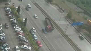 Kontrolden çıkan tırın kaza anı güvenlik kamerasında