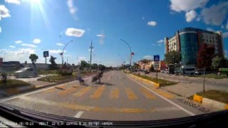 Korkunç kaza kamerada: Yaya geçidinde motosikletin çarptığı yaşlı kadın hayatını kaybetti