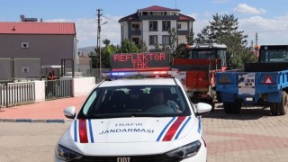 Kösede Reflektör Tak, Görünür Ol Projesi kapsamında traktör sürücülerine reflektör dağıtıldı