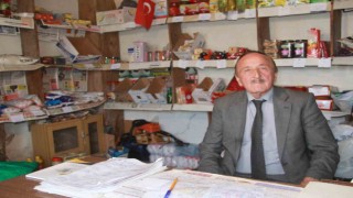 Köy bakkalını 50 yıldır sakal tıraşlı ve takım elbiseli işletiyor: “Önce kendime, sonra da insanlara saygım var”