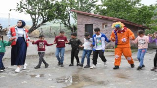 Köy çocukları Kızılay gönüllüleriyle doyasıya eğlendi