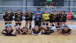 Köyceğiz Akademi Spor Kulübü voleybol kız takımı yenilgisiz grup birincisi oldu