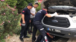 Kozanda aracın motoruna giren kediyi CANKUR ekipleri kurtardı