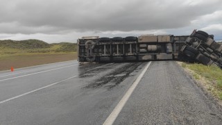 Kozmetik ürünü yüklü tır devrildi