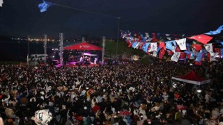 Küçükçekmecede 19 Mayıs kutlamalarında Mert Demir konseri
