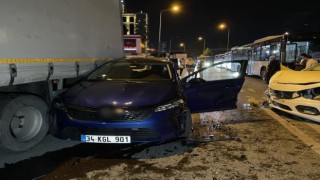 Küçükçekmecede 3 araçlı zincirleme trafik kazası: 2 yaralı