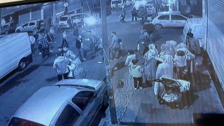 Küçükçekmecede 6 kişilik grup arasında kalıp önce darp edildi sonra bıçaklandı