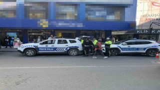 Küçükçekmecede otomobil önce bariyerlere ardından yayalara çarptı: 5 yaralı