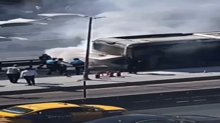 Küçükmekçede metrobüste yangın çıktı. Olay yerine sevk edilen itfaiye ekipleri yangını söndürmek için çalışma başlatırken, seferlerde aksama meydana geldi.