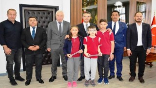 Kuluda bursluluk sınavında birinci olan öğrenciler ödüllendirildi