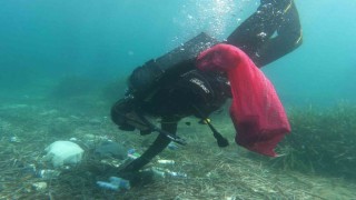 Kumbahçe sahilinde deniz dibi temizliği yapıldı