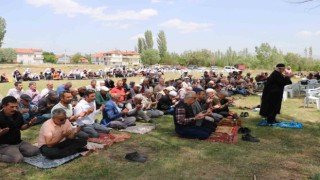Kurak geçen havalardan dolayı yağmur duasına çıktılar