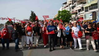 Kuşadasında binler Atası için yürüdü
