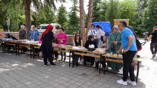Kütahya Tavşanlı İstiklal Ortaokulunda Yardım Standları ve Bahar Şenliği Coşkusu