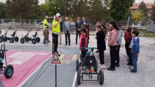Kütahyada öğrencilere uygulamalı ve teorik trafik eğitimi
