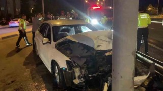 Kütahyada otomobil elektrik direğine çarptı: 1 yaralı
