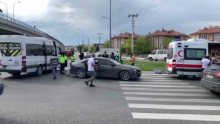 Kütahyada otomobil ile minibüs çarpıştı: 2 yaralı