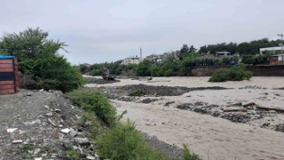 Kuvvetli yağışın etkili olduğu Hatayda sel yolu ikiye böldü