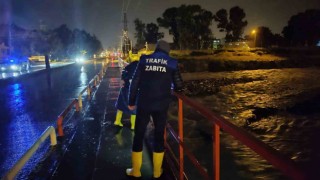 Kuvvetli yağışlar derelerin debisi artırdı, caddeler göle döndü