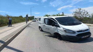 Lastiği patlayan araç park halindeki otomobile çarparak durabildi