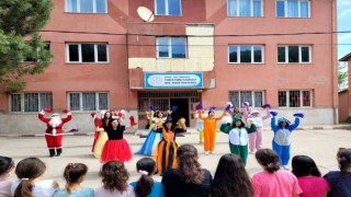 Liseli öğrenciler miniklere keyifli anlar yaşattı