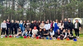 Liseliler geri dönüşümden kuş yuvası yaptı