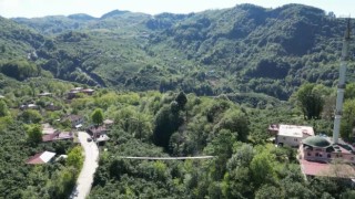 Mahallenin ihtiyaçları için inşa edilen asma köprü vatandaşların ilgi odağı oldu