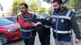 Maket bıçağı ile alarmları kesip hırsızlık yaptı