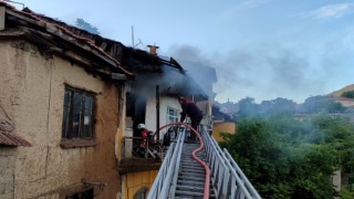 Malatyada ev yangını, 2 kişi dumandan etkilendi