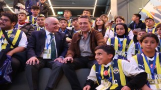 Malatyalı depremzede çocuklara Fenerbahçe Başkanı Ali Koçtan sürpriz