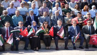 Manisa CBÜden Filistin için haykıran Amerikalı öğrencilere destek