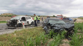 Manisada otomobiller kafa kafaya çarpıştı: 1i ağır 3 yaralı