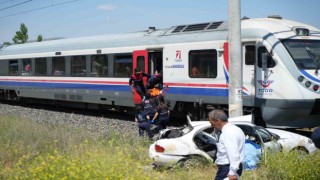 Manisada tren otomobile çarptı: 1 ölü
