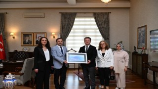 Manisada yılın hemşiresi ve ebesinden Vali Ünlüye ziyaret