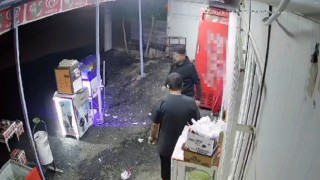 Mardinde 2 kişi sokak ortasında bıçaklandı, saldırı anı kameraya yansıdı