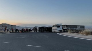 Mardinde buğday yüklü kamyon devrildi: 1 yaralı