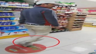 Market kirlenmesin diye ayaklarına poşet giydi
