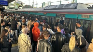 Marmarayda bir kişi raylara atlayarak intihar etti