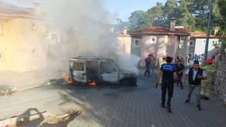 Marmariste bir şahıs kendi araçlarını ve evini ateşe verdi