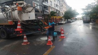 MASKİ yağışla gelen olumsuzluklara anında müdahale etti