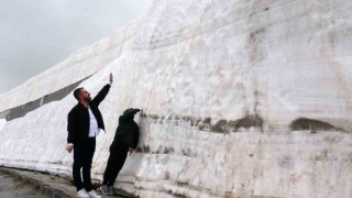 Mayıs ayında 5 metrelik kar kütleleri görenleri hayretler içerisinde bıraktı